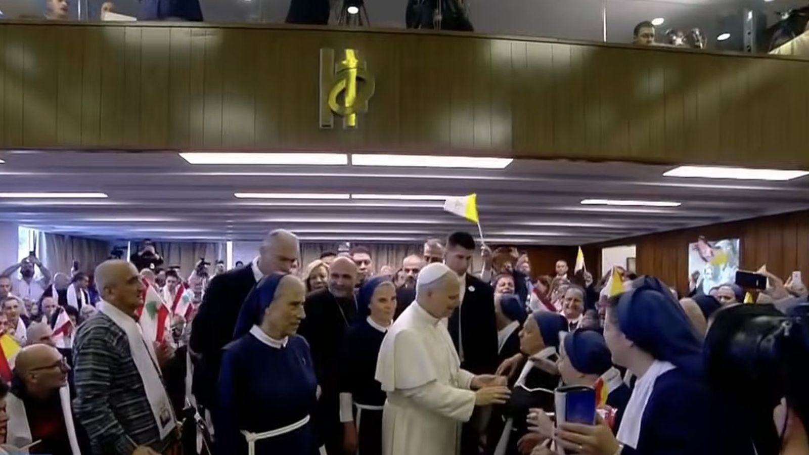 El Papa saluda a los enfermos