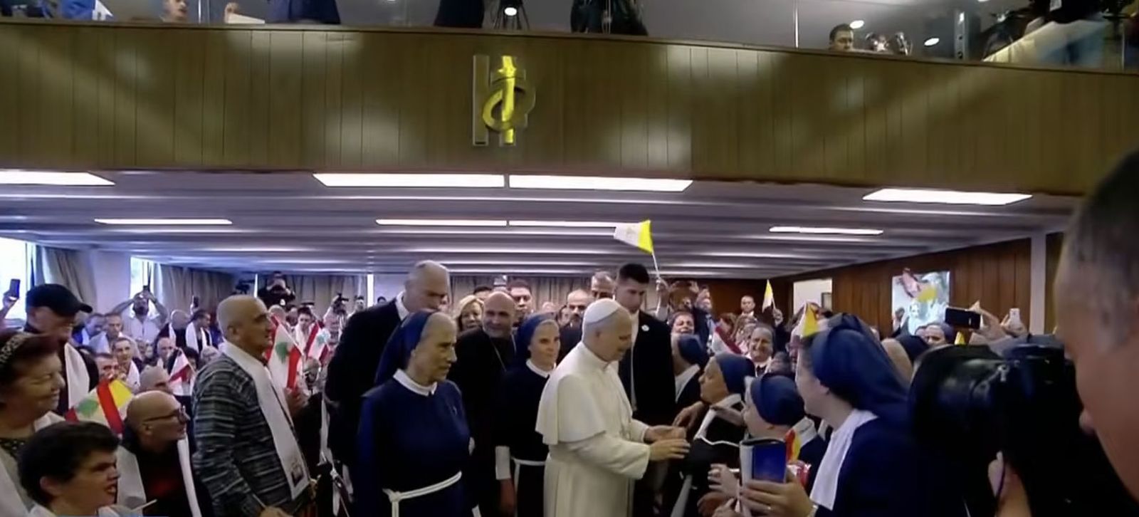 El Papa saluda a los enfermos