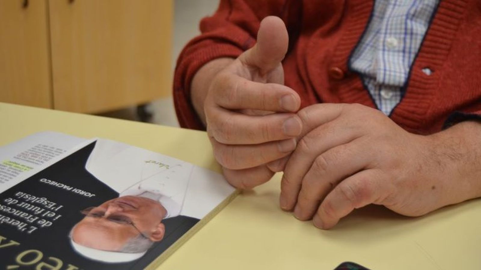 "Los diocesanos somos más de dependencia vertical respecto al obispo. Los religiosos, en cambio, tienen incorporada la idea de comunidad y de trabajar en equipo", dice el sacerdote