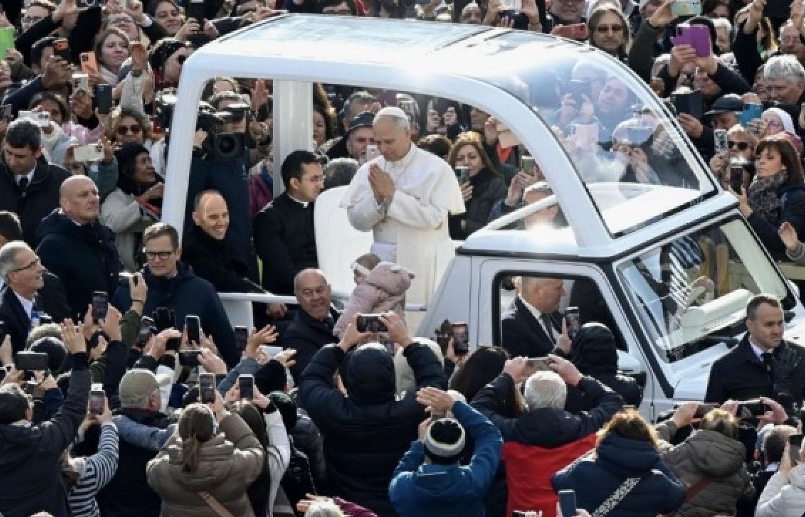León XIV en la plaza de San Pedro