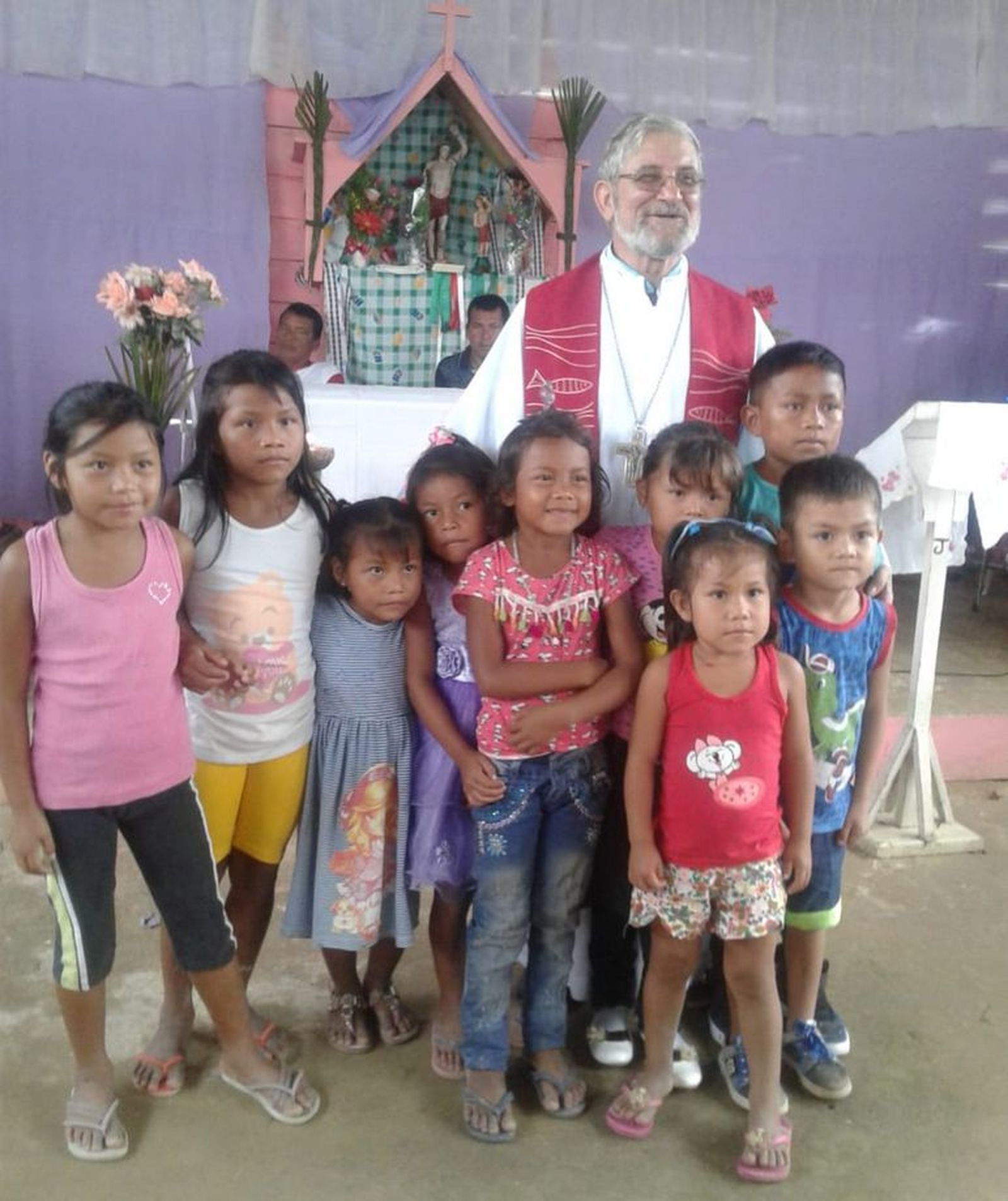 ZOn, con un grupo de niños