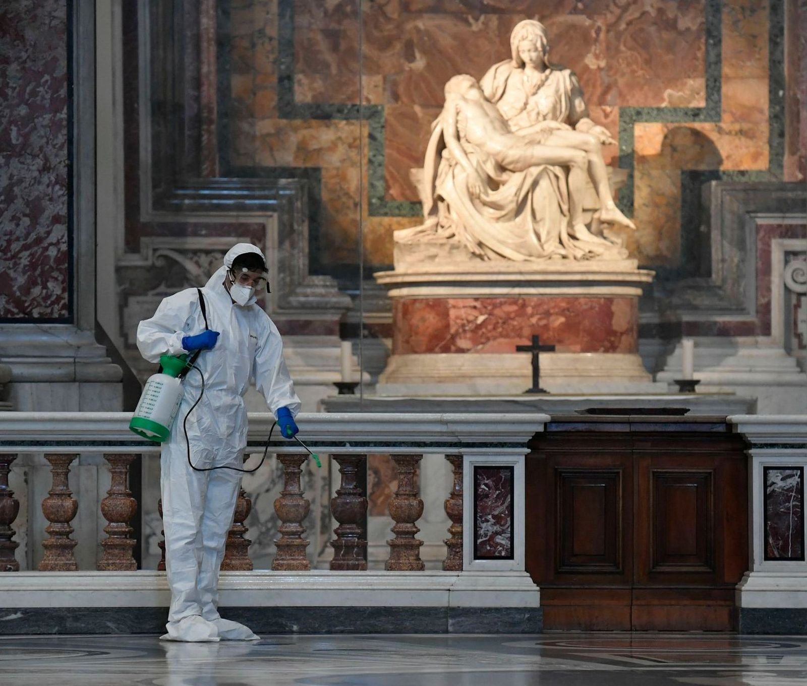 Un ténico limpia bajo La Piedad, de Miguel Ángel
