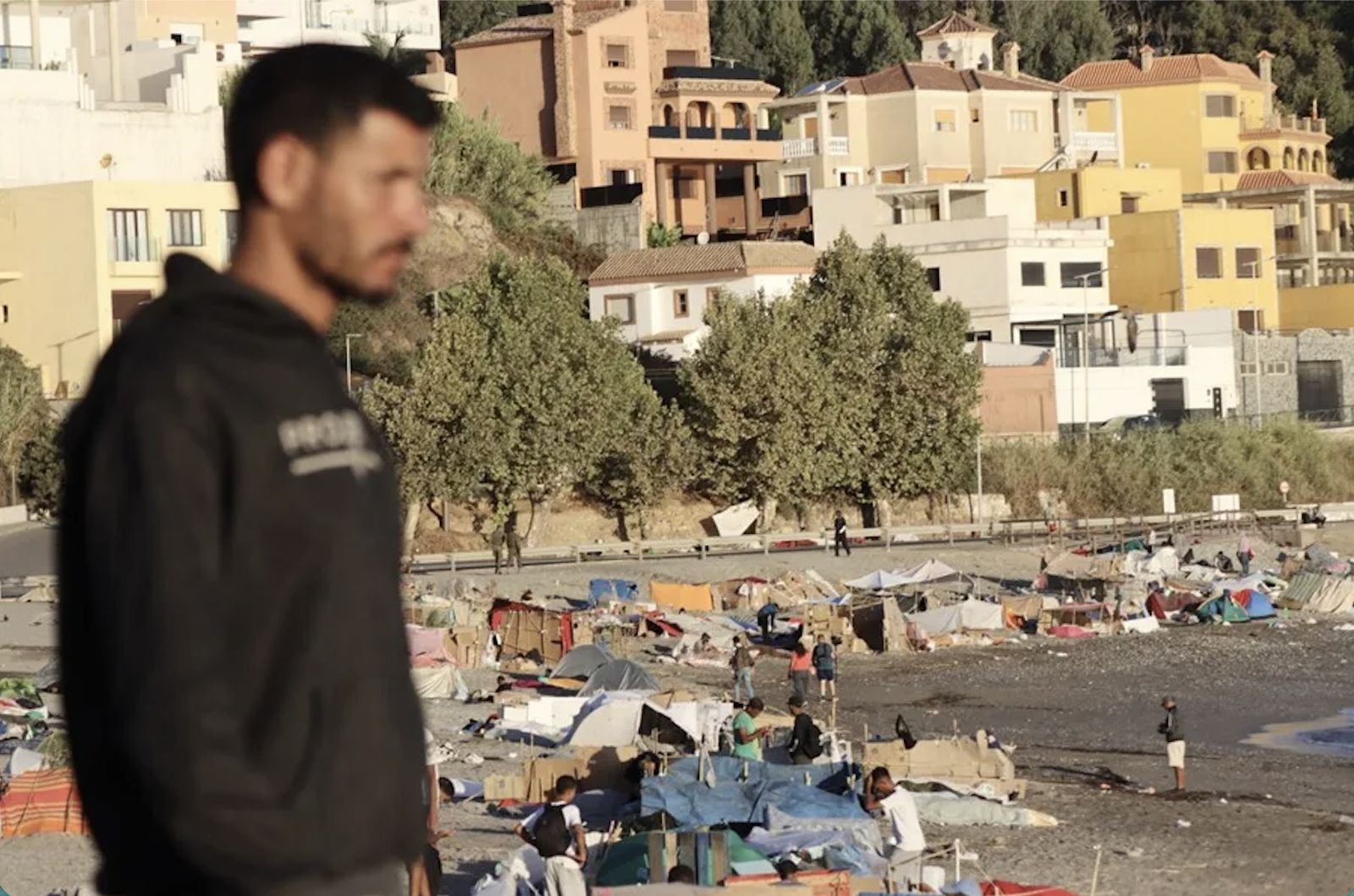 Migrantes en la playa de El Trampolín de Ceuta
