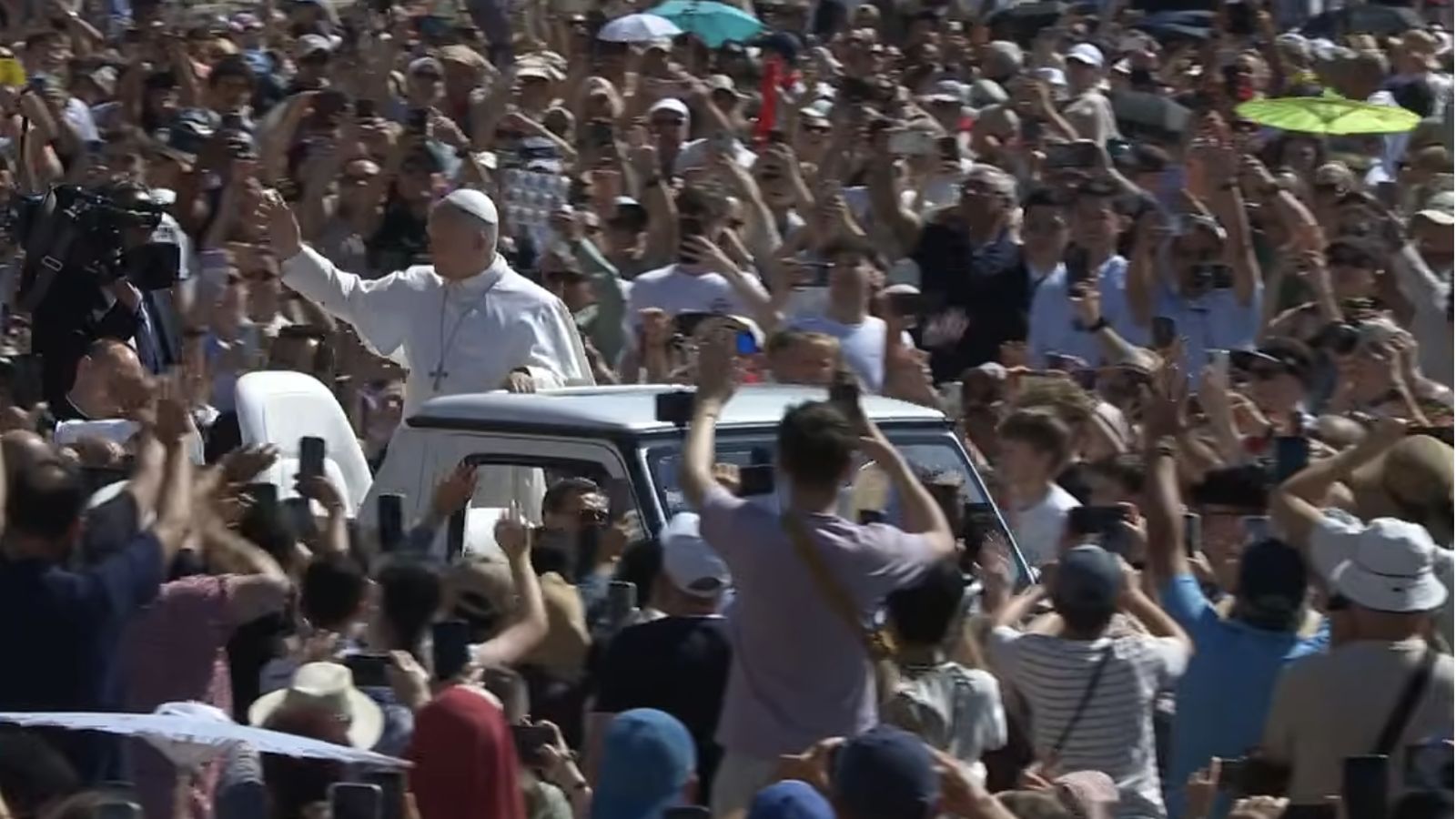 El Papa, rodeado de fieles en la plaza de San Pedro