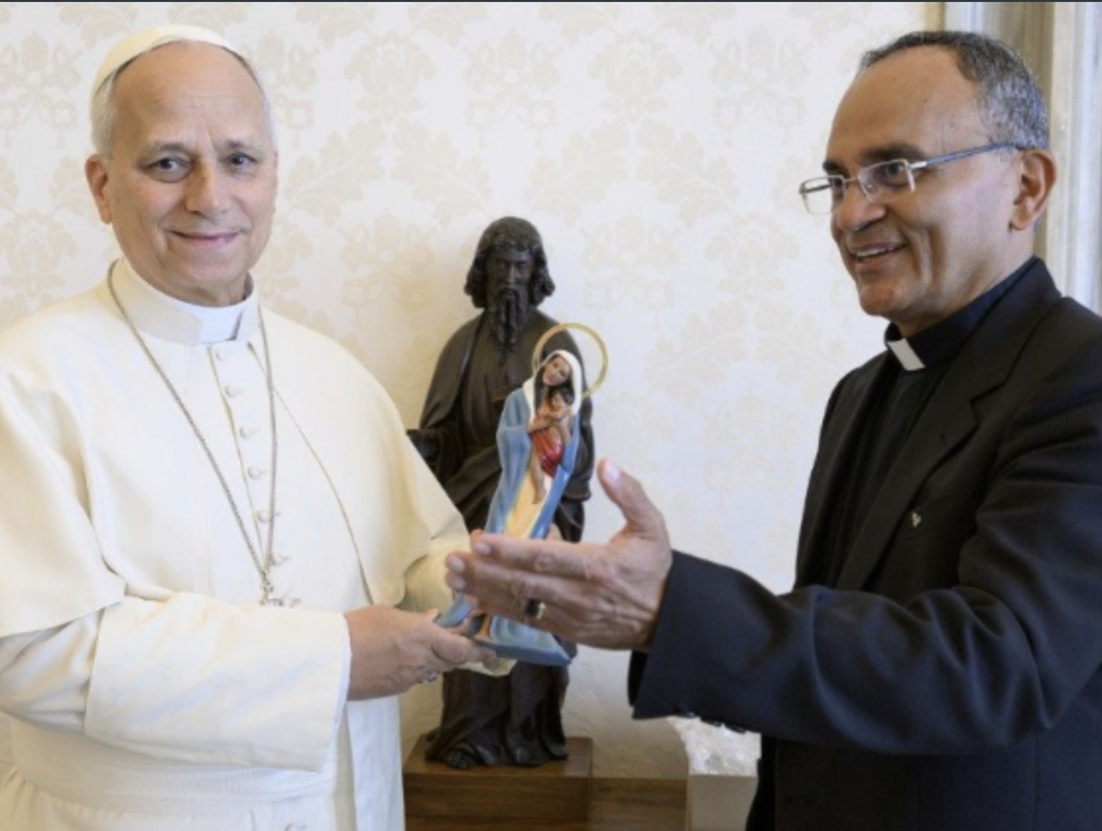 El Papa recibe la talla de la Virgen