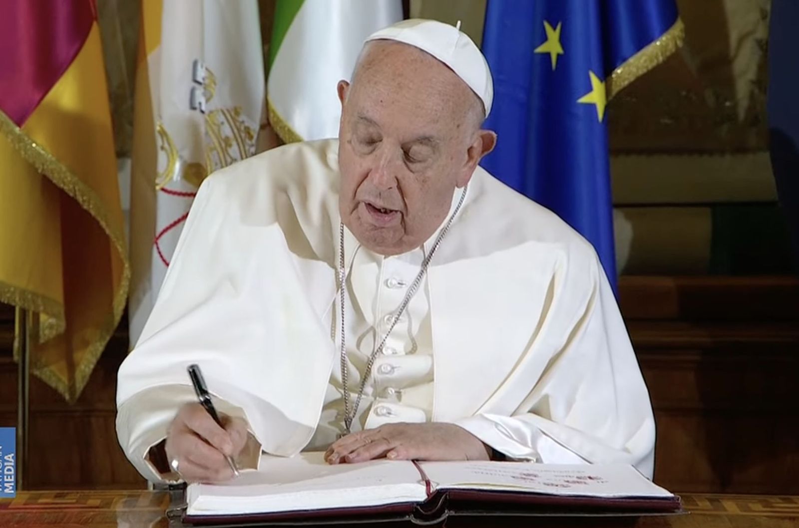 El Papa firma en el Libro de Oro del Ayuntamniento de Roma