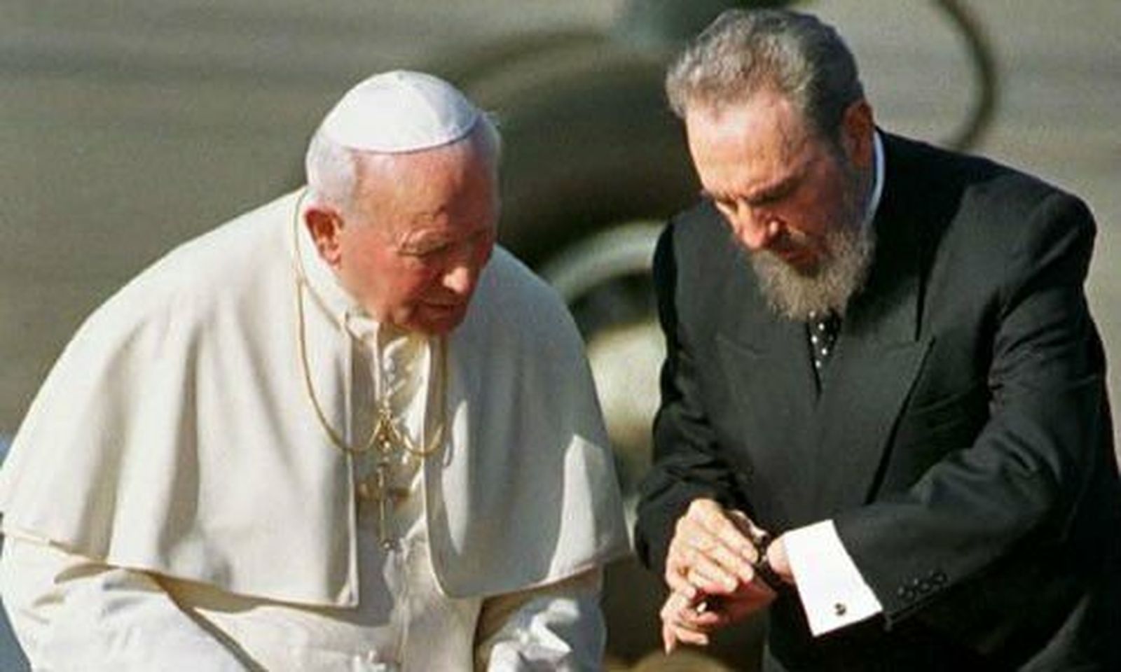 El Papa Wojtyla y Fidel consultan la hora