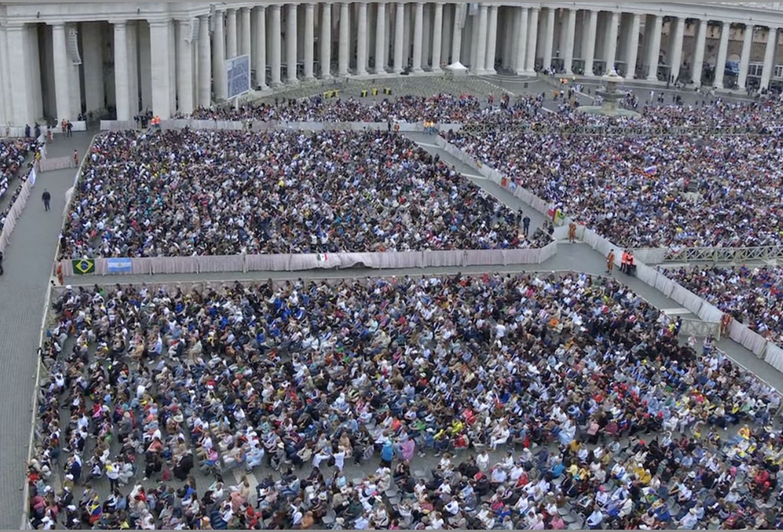 La plaza de San Pedro, abarrotada en la primera audiencia general de León XIV