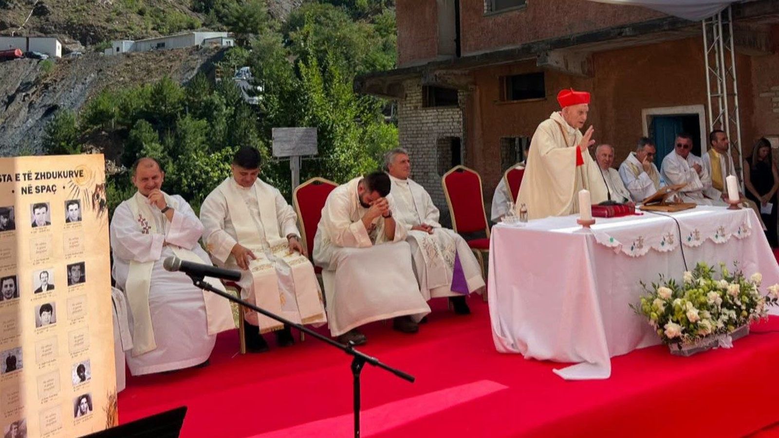 El cardenal Ernest Simoni en el campo de prisioneros de Spaç, en Albania.