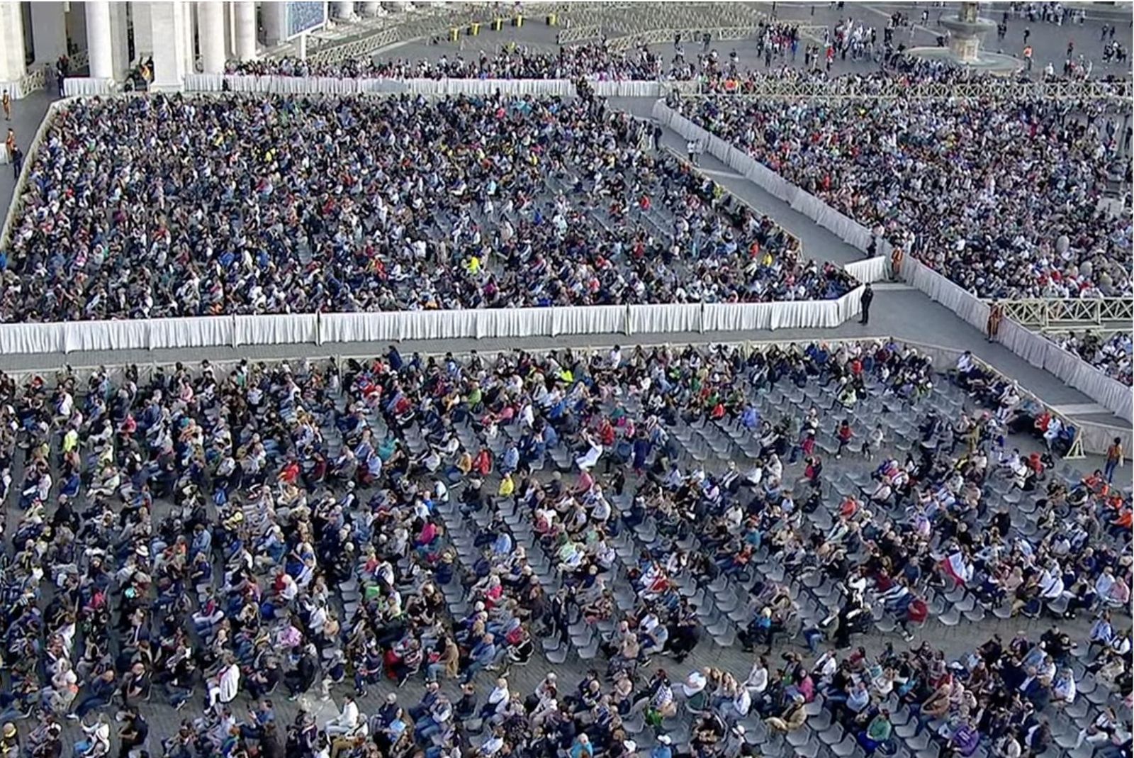Fieles en la plaza de san Pedro para la audiencia general