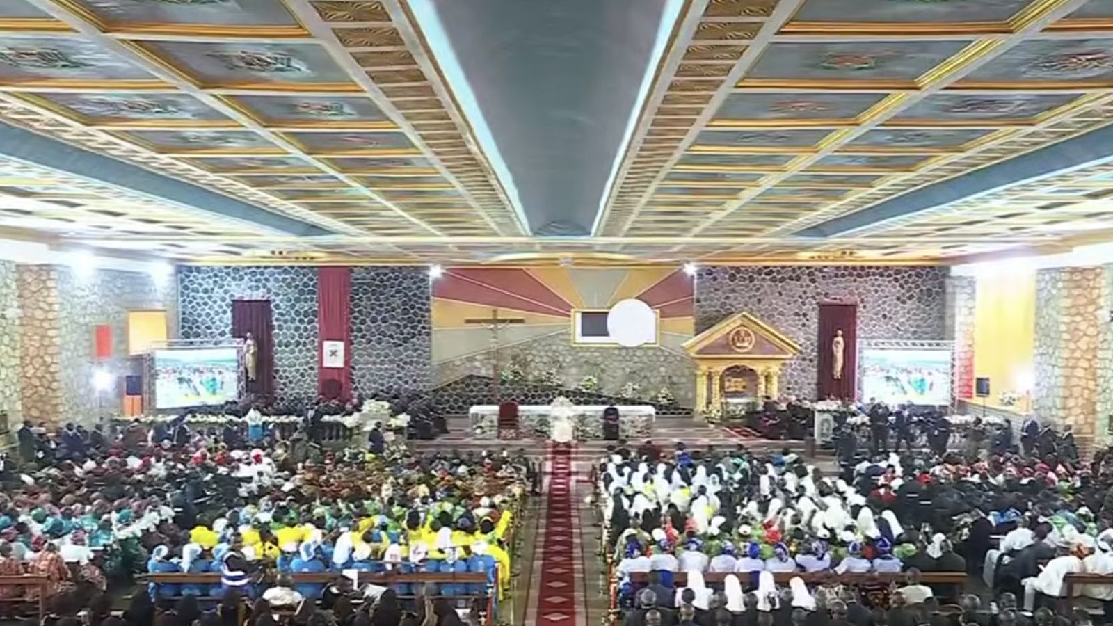 El Papa en la catedral de Bamenda
