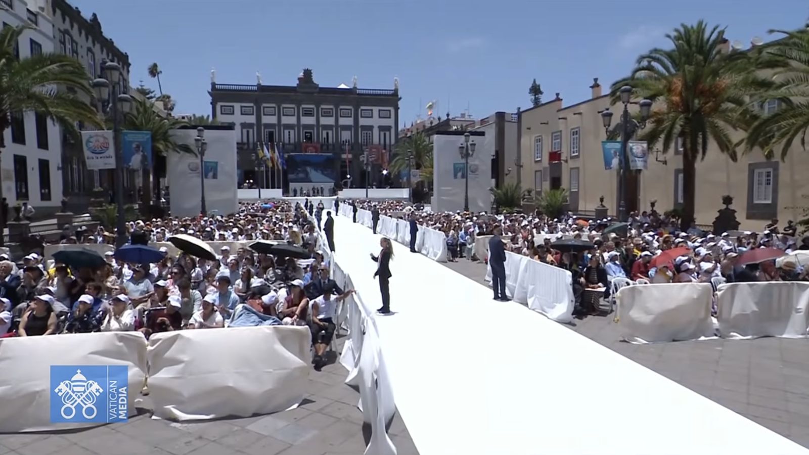 Los fieles siguen el encuentro con el Papa desde el exterior de la catedral