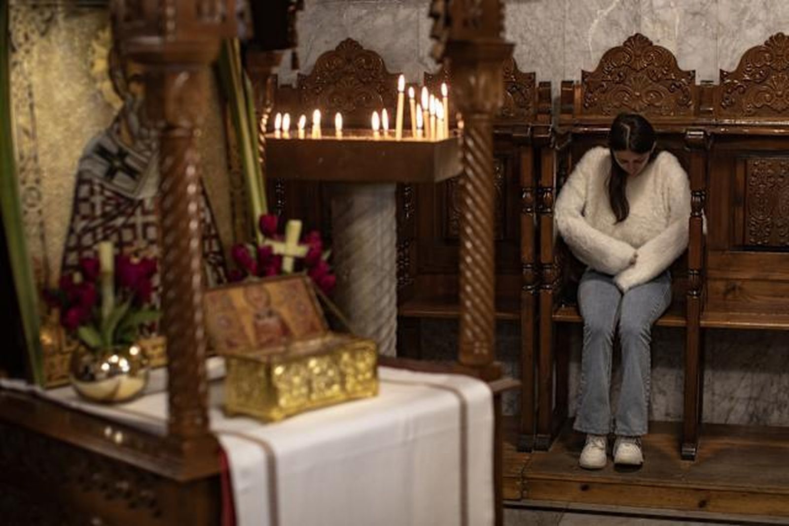Una joven reza el Domingo de Ramos en una parroquia de Gaza