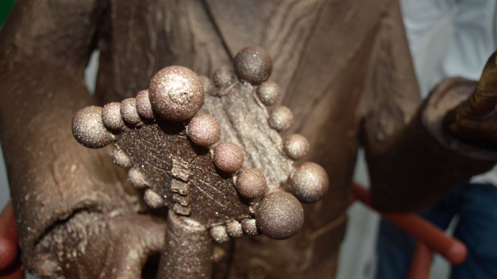 Detalle de las monas con elementos arquitectónicos, hechas artesanalmente.