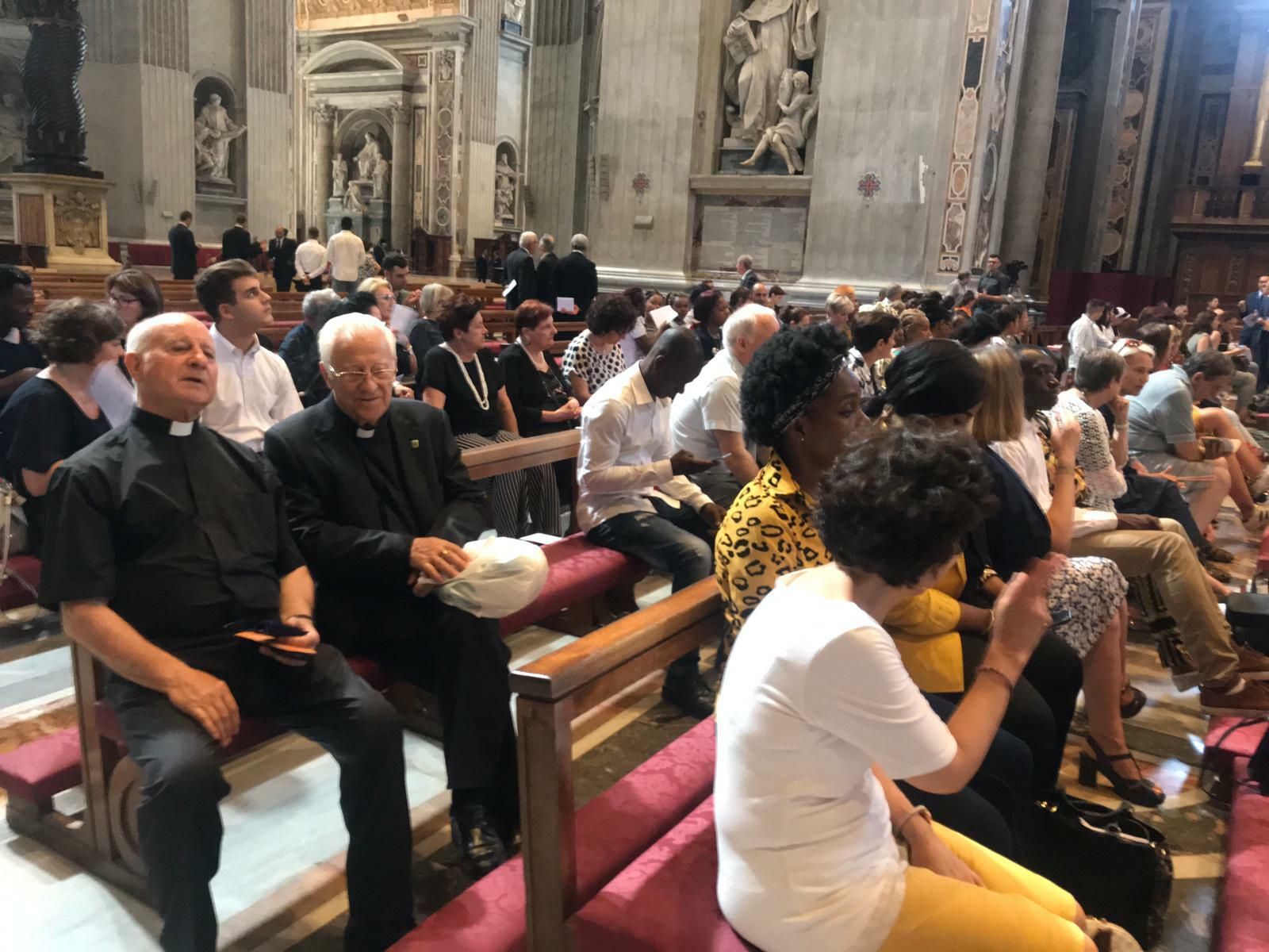 Padre Ángel, con otro sacerdote, antes de la misa del Papa