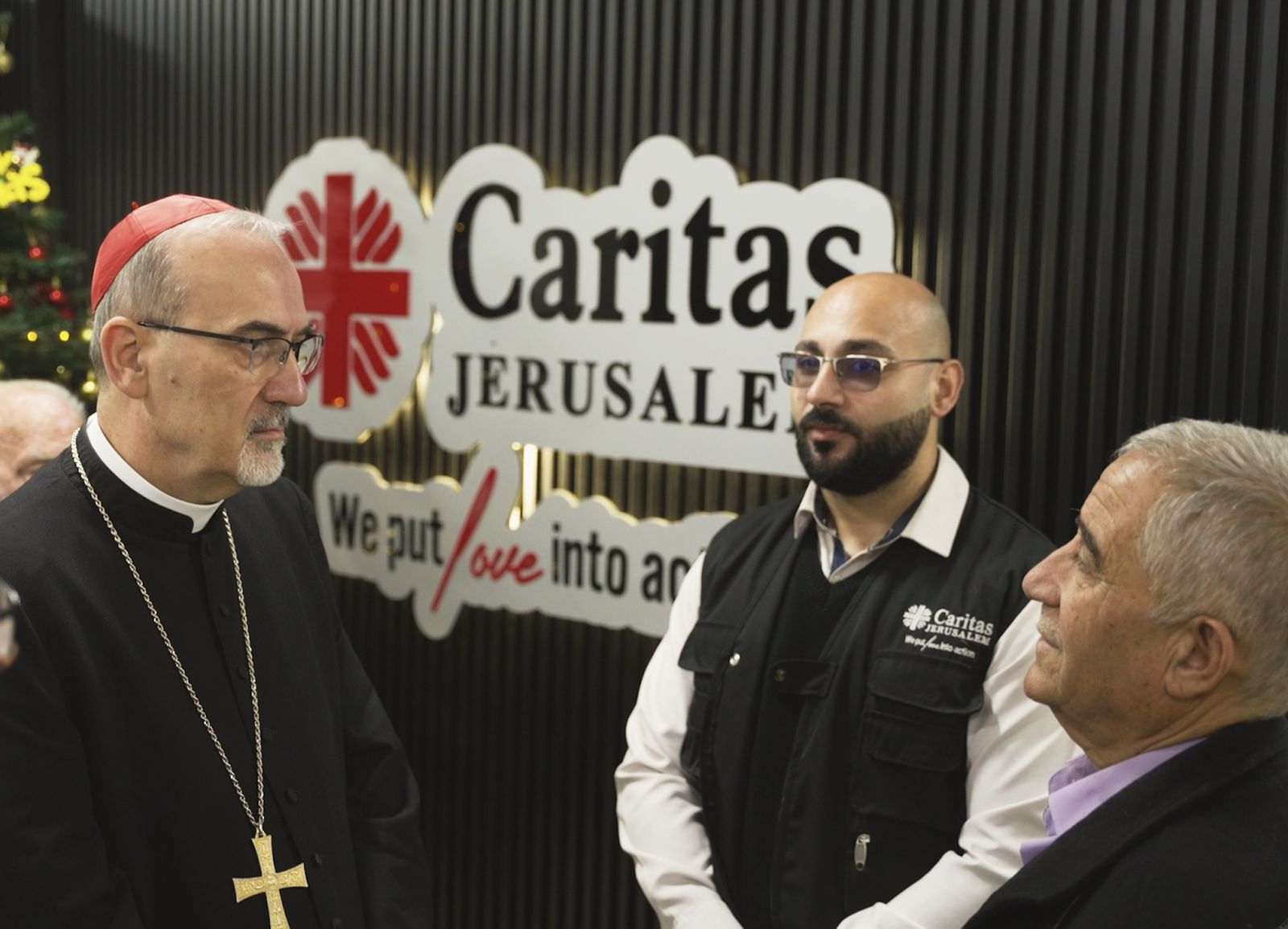 Pizzaballa con miembros de Cáritas Jerusalén en Gaza