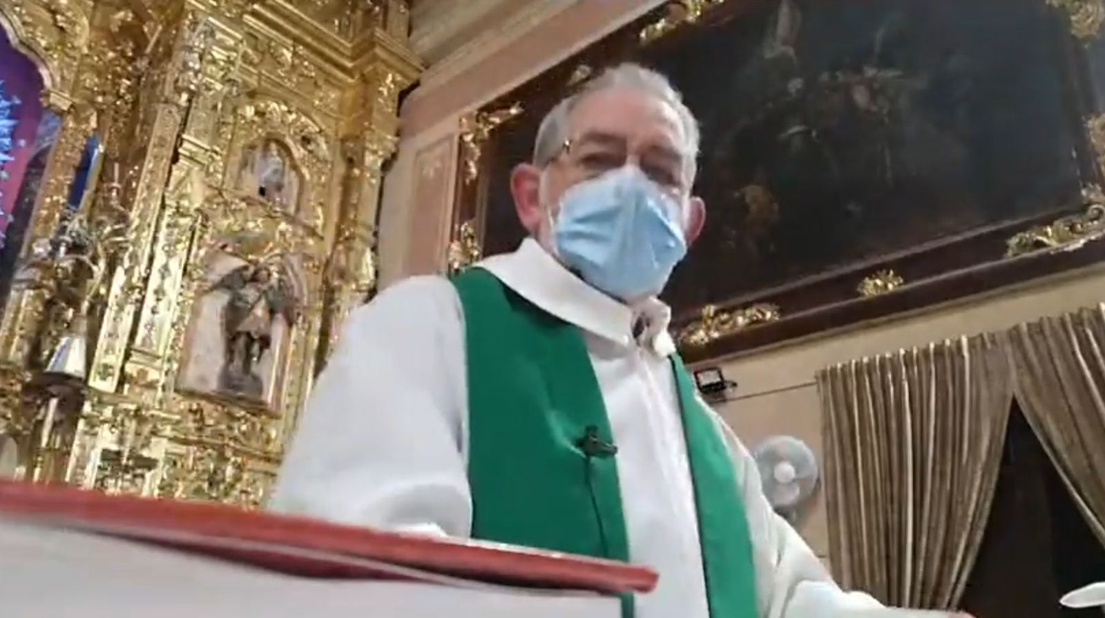 Ajustando para dar misa