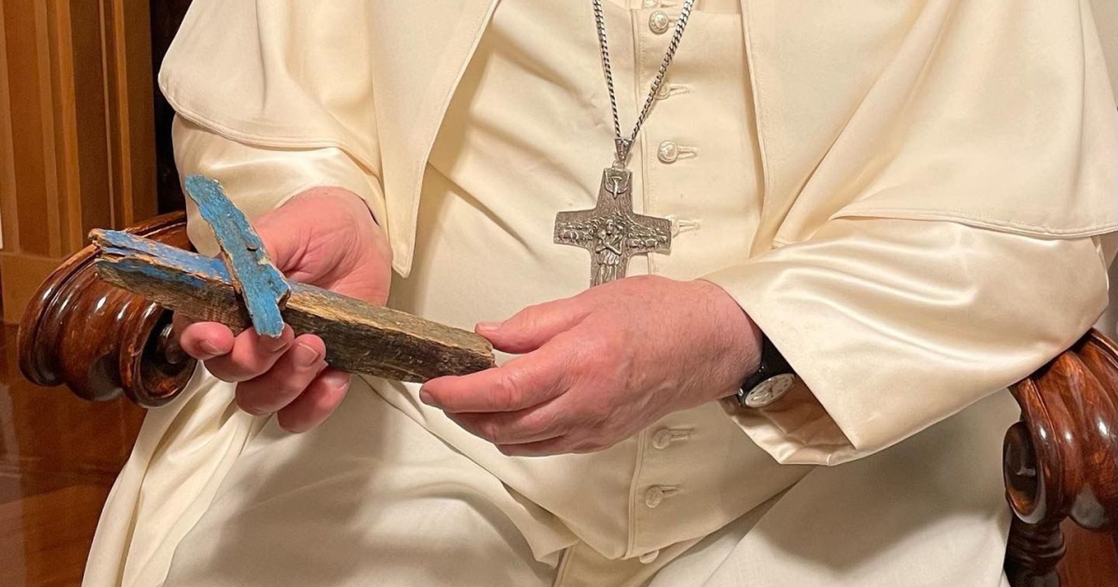 Francisco con una cruz de Lampedusa