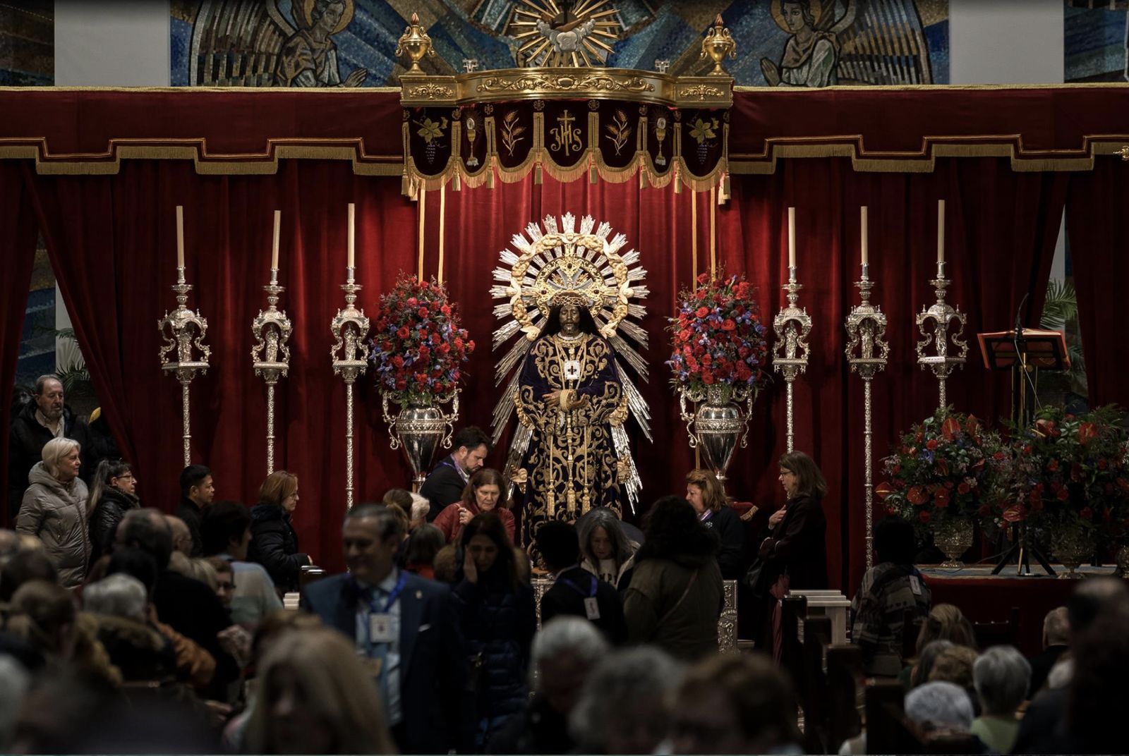 Fieles ante el Cristo de Medinacelli