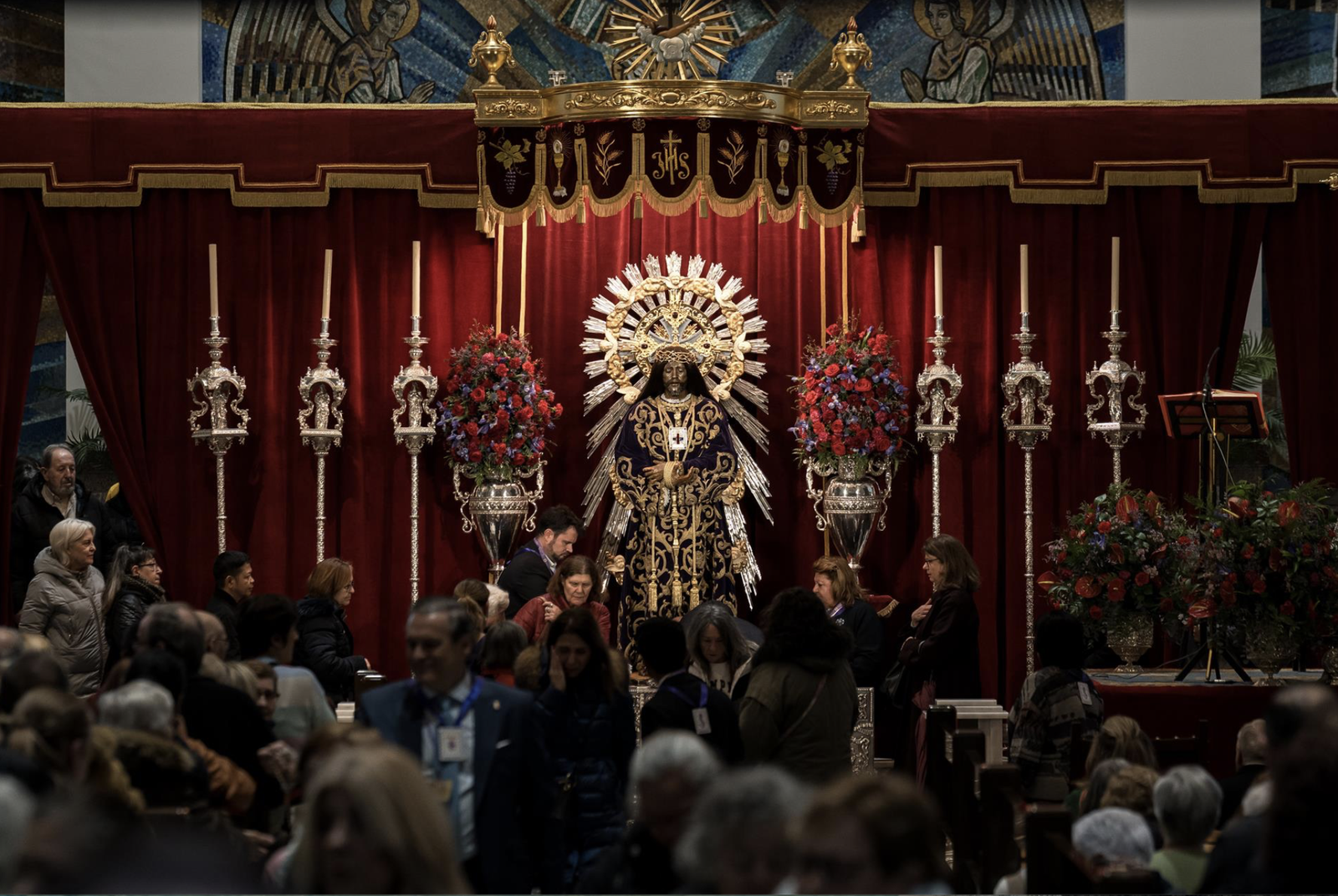 Fieles ante el Cristo de Medinacelli