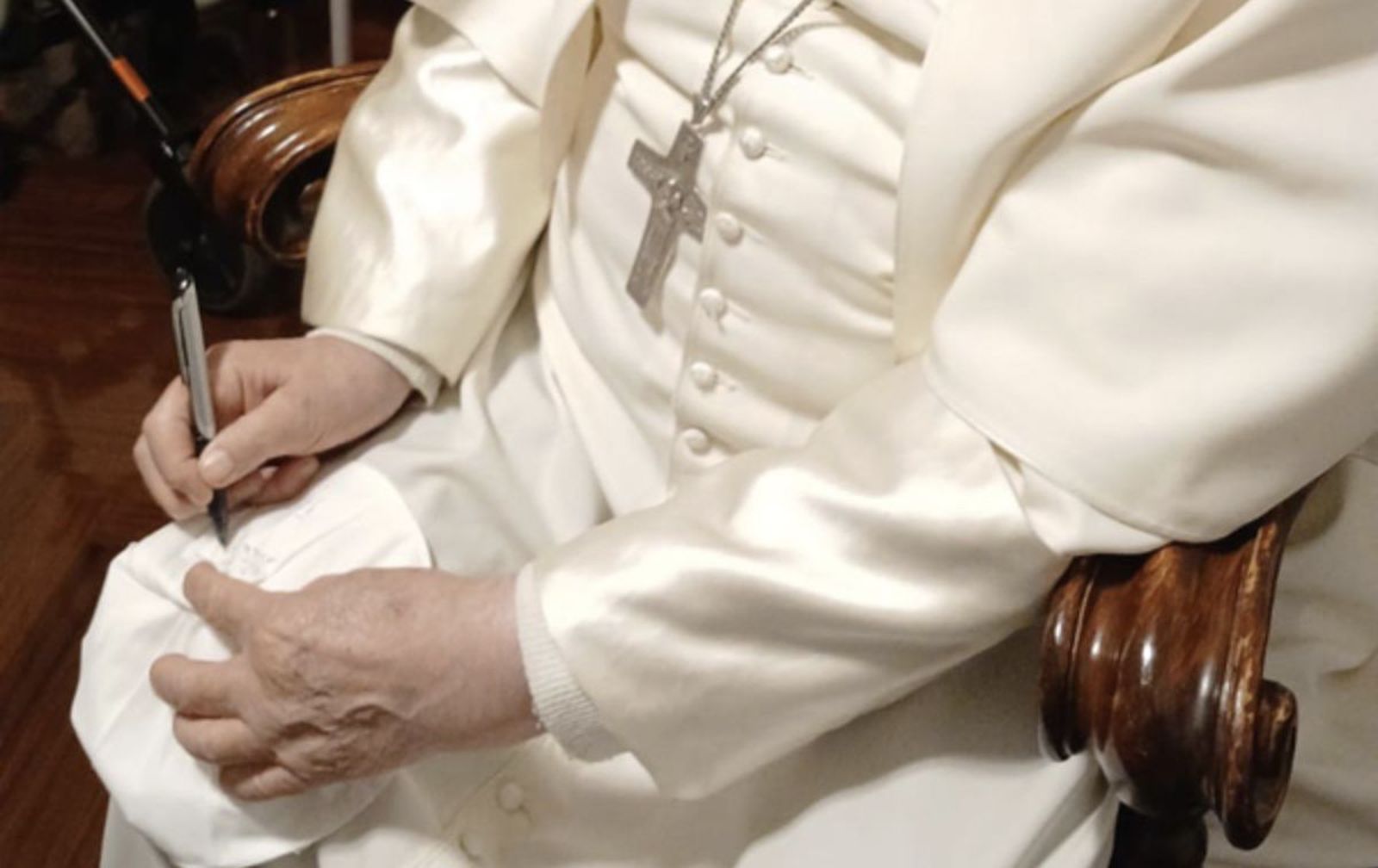 El Papa firmando el solideo para Caldelas