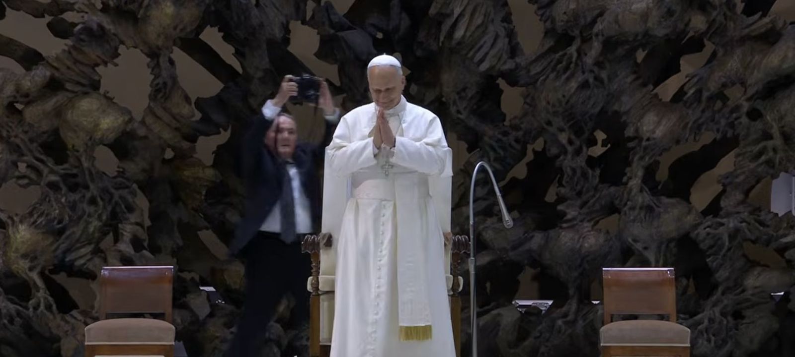 El Papa reza con los jóvenes