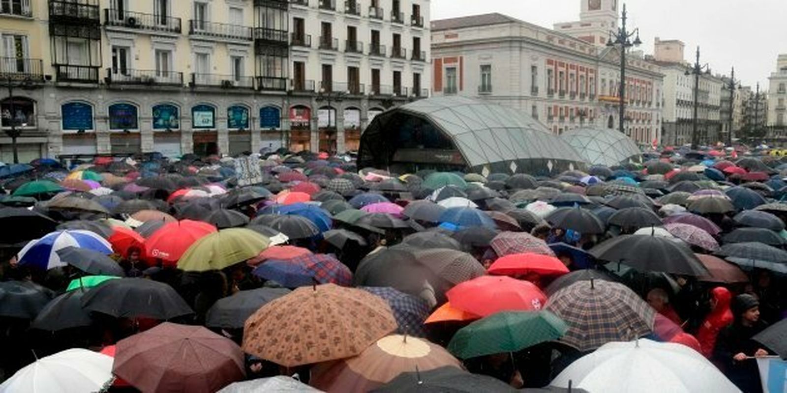 Pensionistas bajo la lluvia