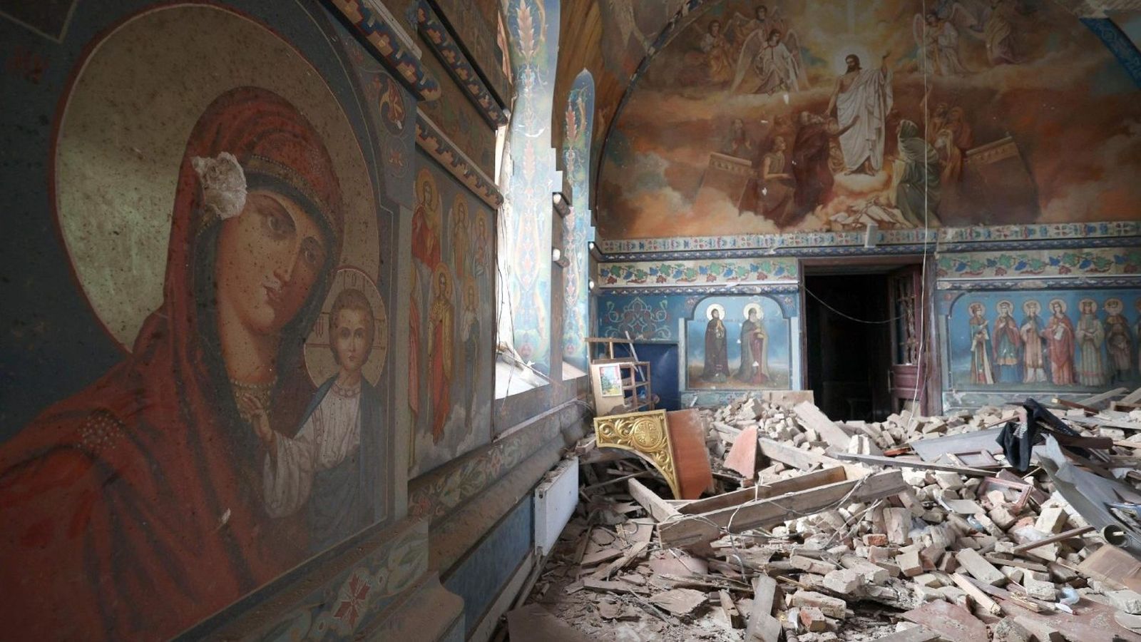 La iglesia de la Natividad de la Virgen María en Novoekonomichne, Ucrania, destruida por un ataque aéreo