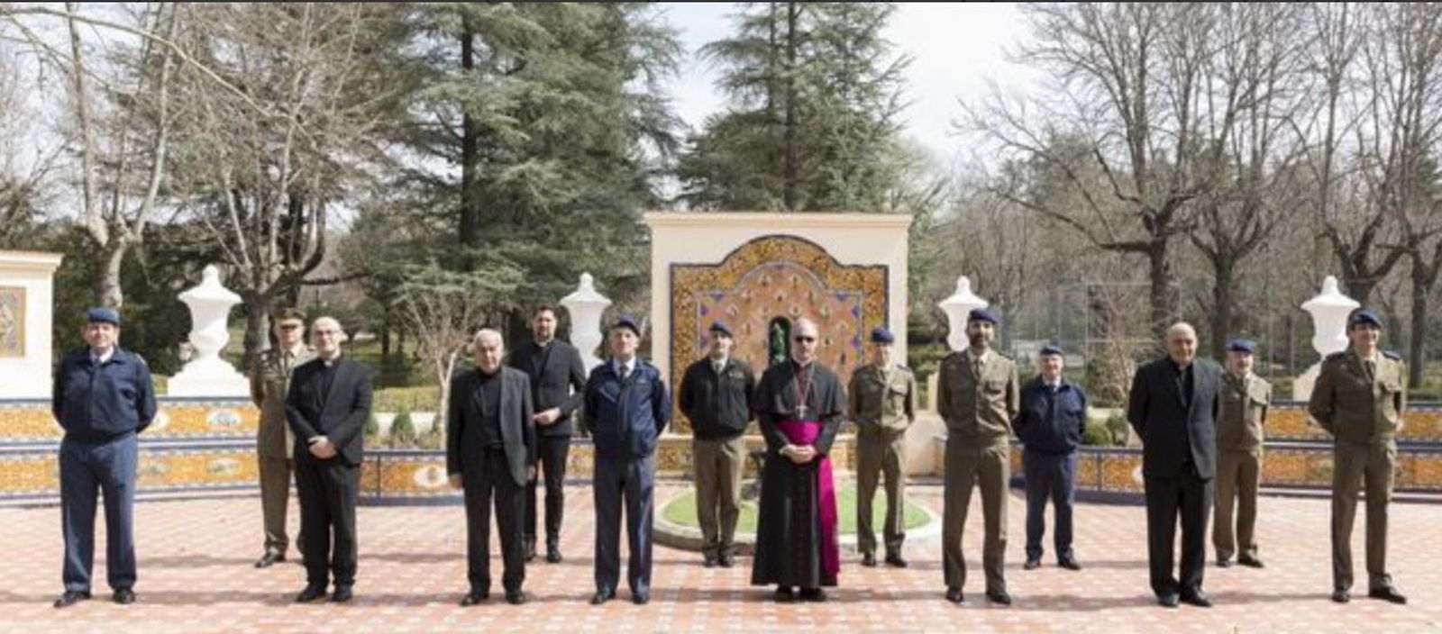 D. Serafín en la Guardia Real con el actual arzobispo castrense