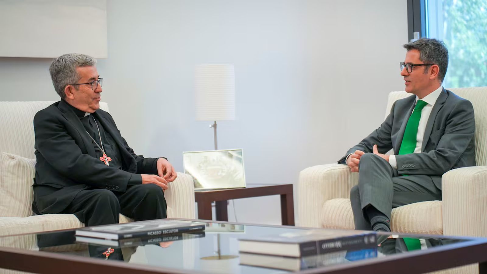 Luis Argüello, y el ministro de Presidencia, Félix Bolaños, en abril en La Moncloa