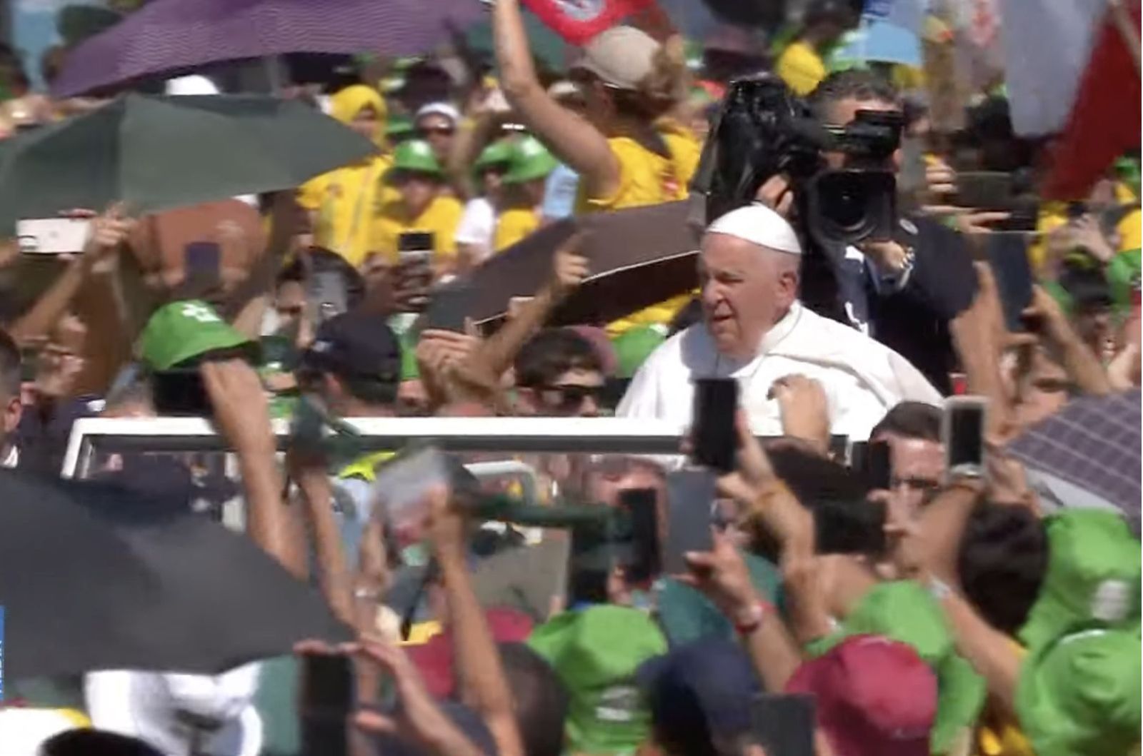 Francisco pasa con el papamóvil por delante de los jóvenes