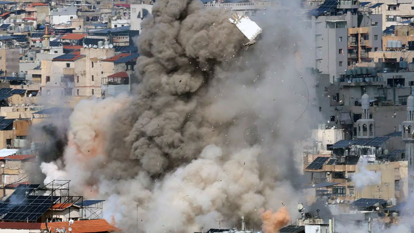 Una columna de humo se eleva sobre Beirut este miércoles tras un bombardeo israelí