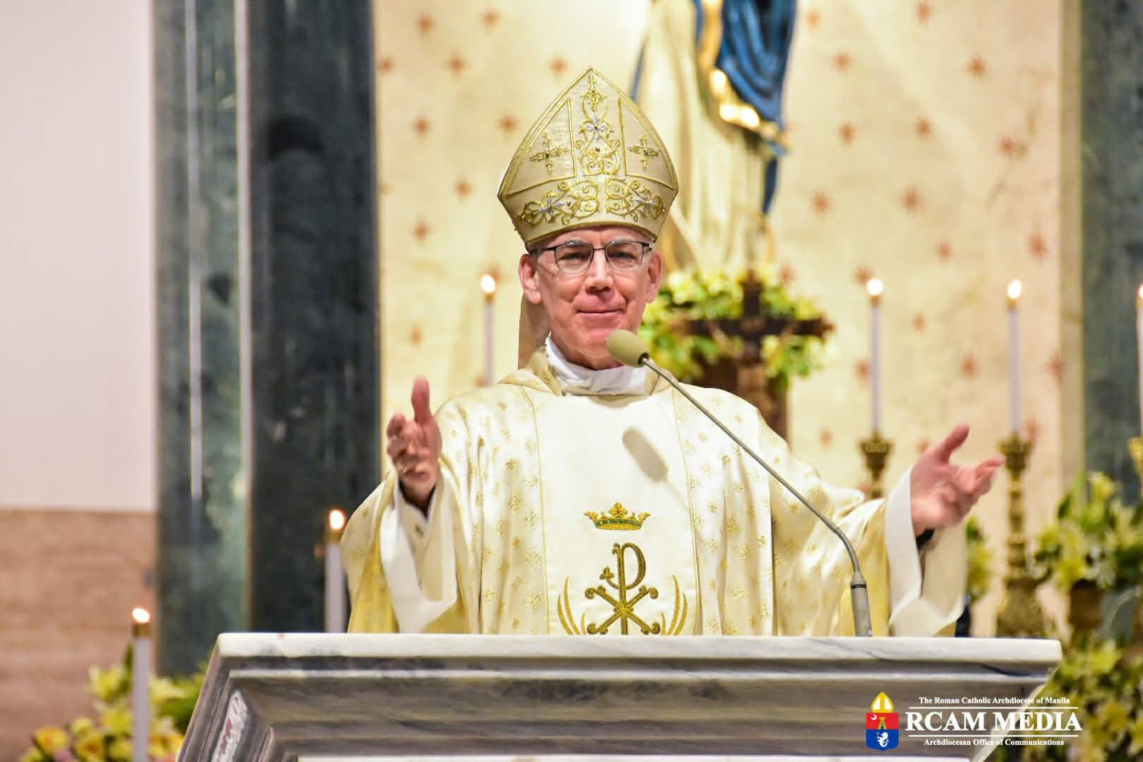 El nuncio de S.S. Mons. Charles Brown predica la homilía durante la misa del  75 aniversario de la elevación de la delegación apostólica filipina en nunciatura