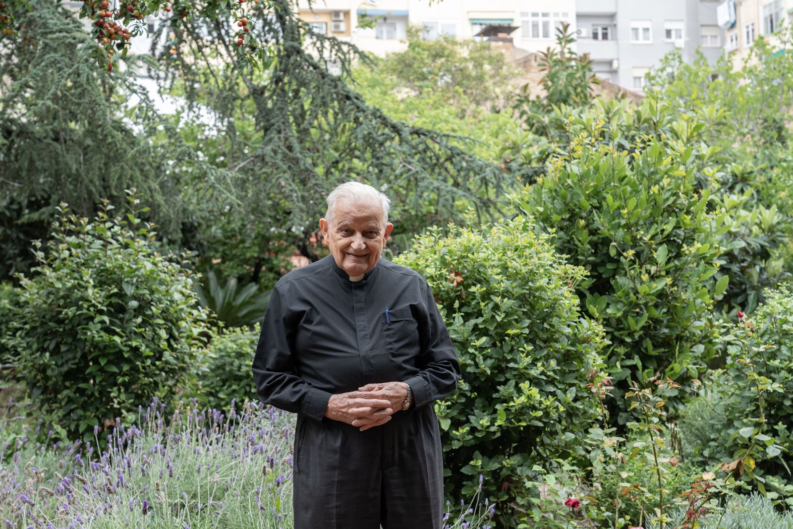 Francesc Nicolau en el jardín de la residencia sacerdotal Sant Josep Oriol, donde reside