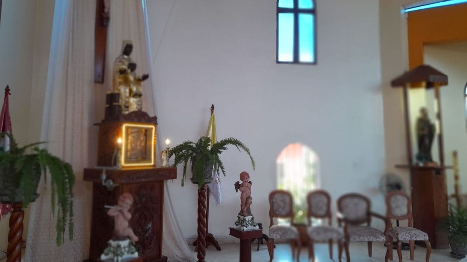 La imagen de la Virgen de Montserrat que preside la parroquia de Trujillo, fotografiada esta semana y símbolo del vínculo espiritual con Cataluña.