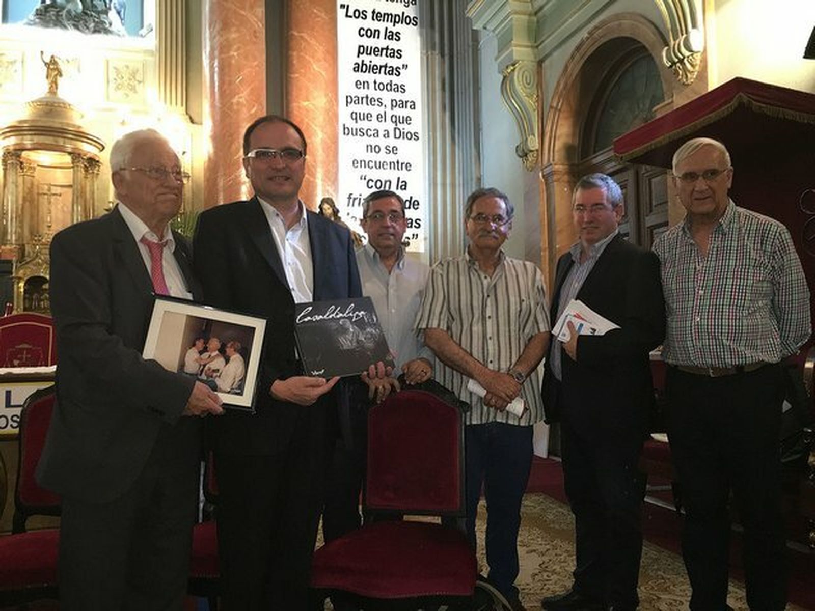El padre Ángel y los asistentes al homenaje a Casaldáliga