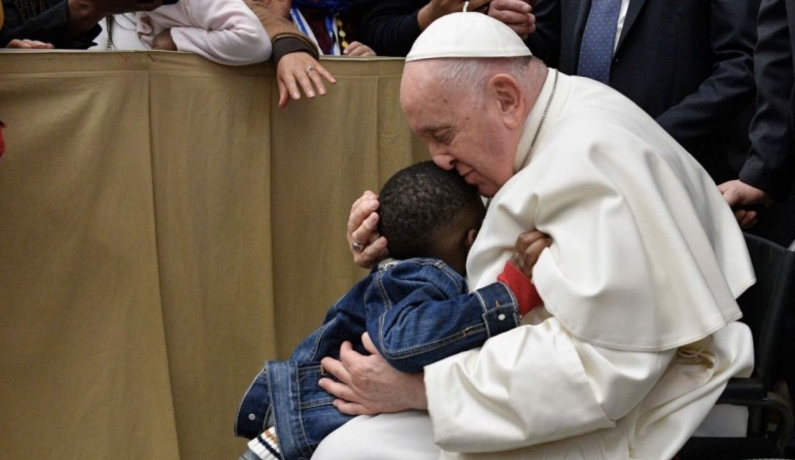 Un pequeño se abraza al Papa Francisco