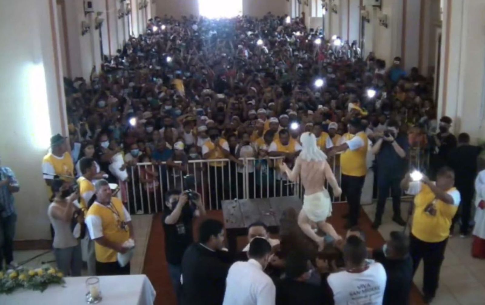 Interior del templo, abarrotado