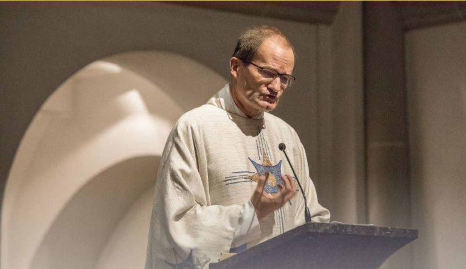 Pfeffer pide el fin del celibato: "La profesión sacerdotal está casi en extinción"