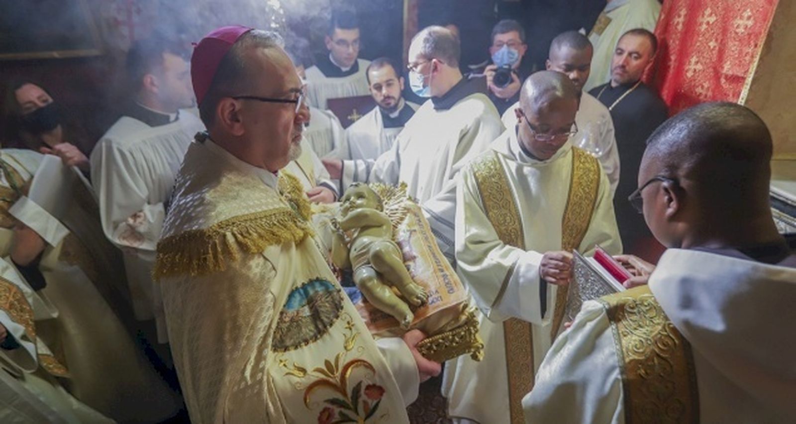 Pizzaballa, durante la misa del Gallo en Belén