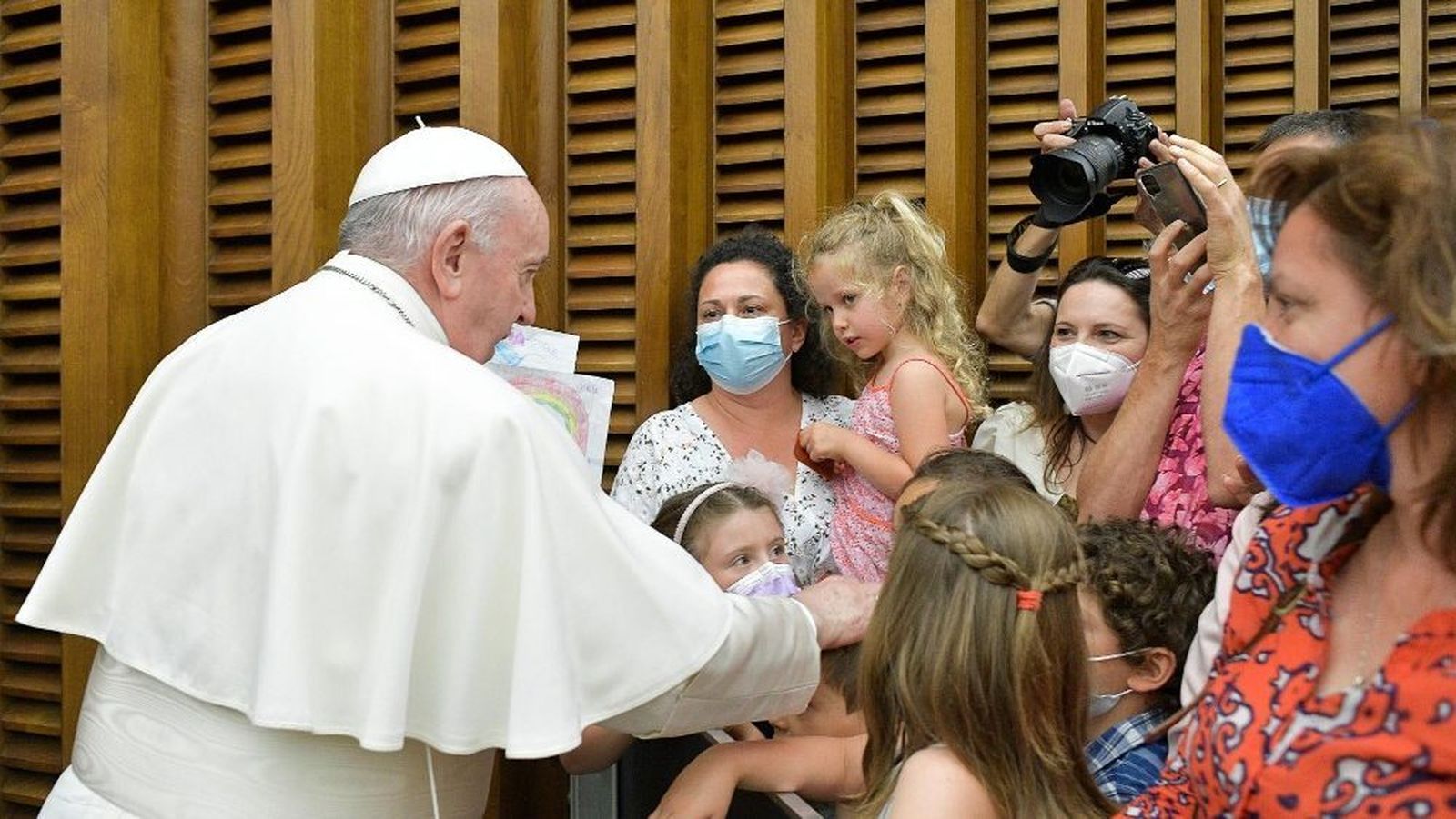 El Papa Francisco saluda a los niños de algunos voluntarios de Cáritas Italia