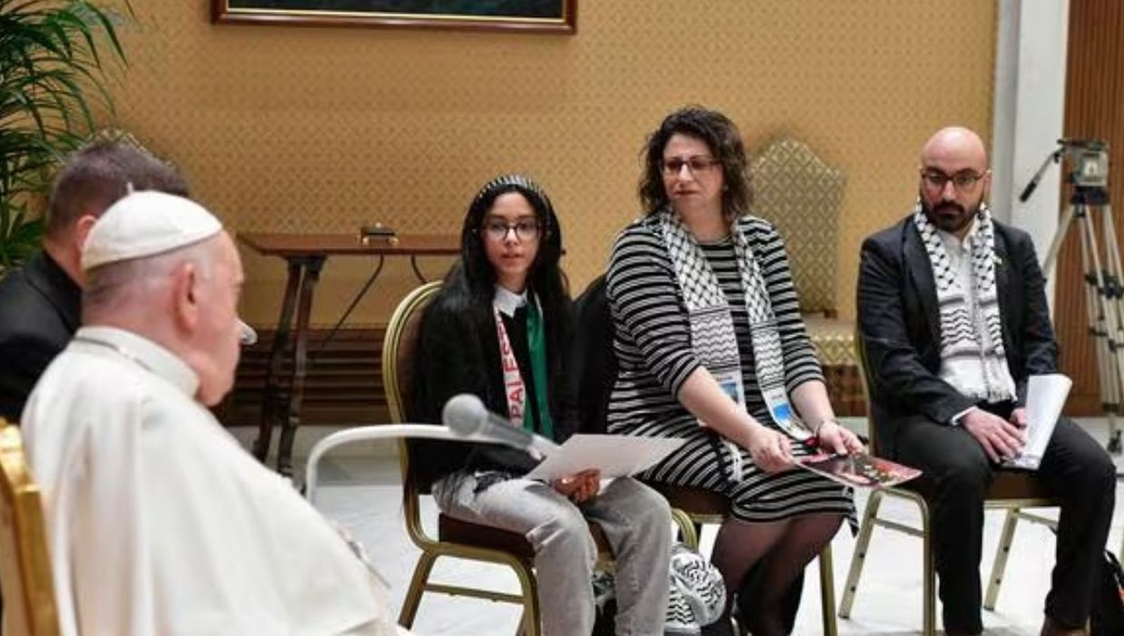 Francisco, con familiares de palestinos en Gaza