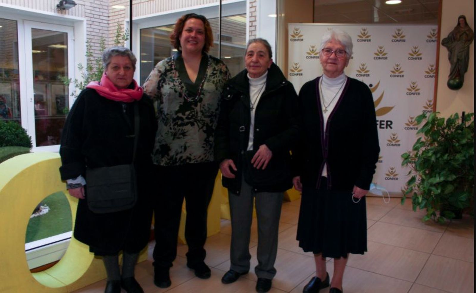 Antonia, María y María Jesús, en la sede de Confer