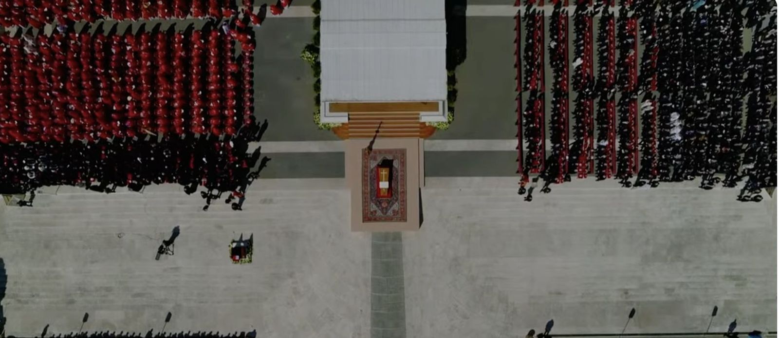 El féretro de Francisco en la plaza de San Pedro