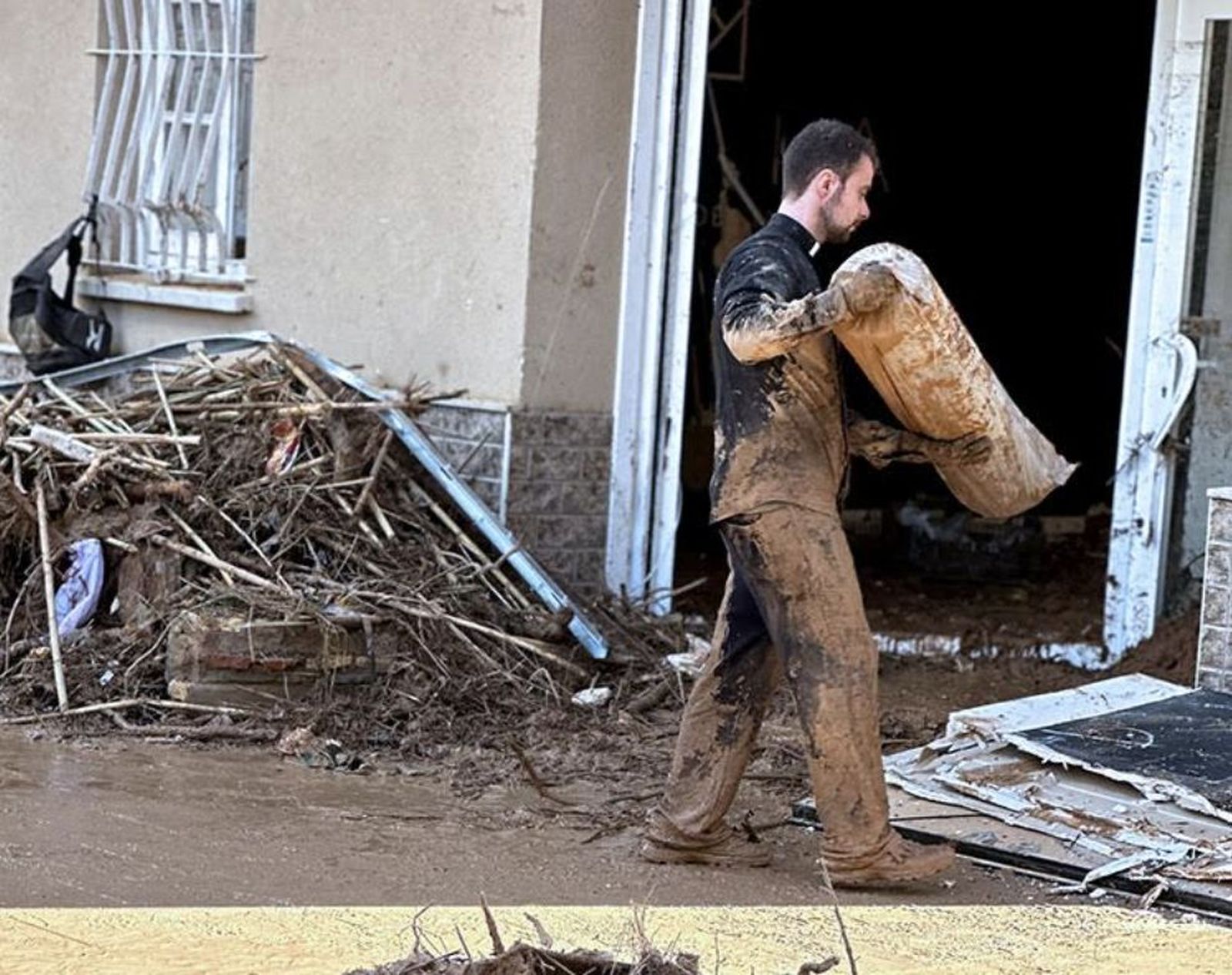 Cura limpiando calles