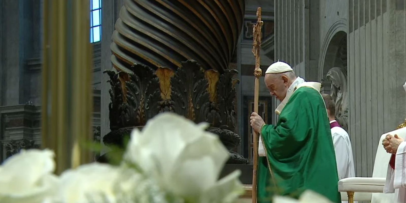 El Papa y su báculo de madera