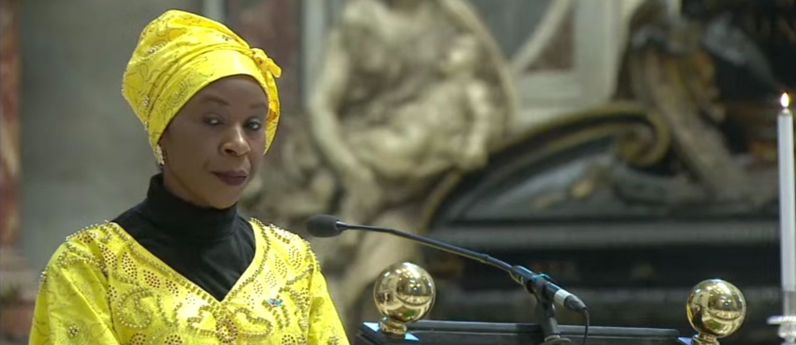 Congoleña lee las preces