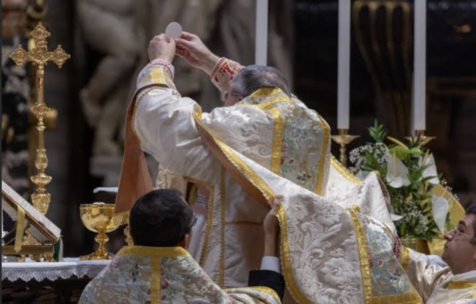 Cardenal Burke celebrando la misa tradicionalista en San Pedro