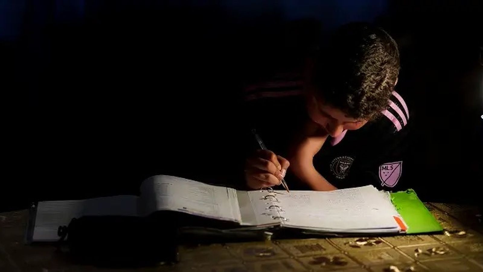 Niño estudiando. Cañada real, Madrid.