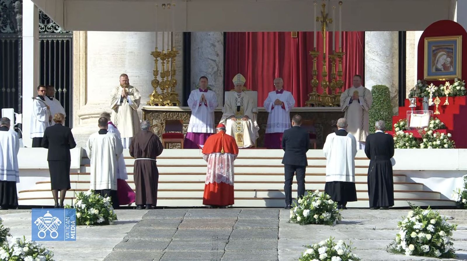 El cardenal Semeraro, ante el Papa, para el rito de canonización